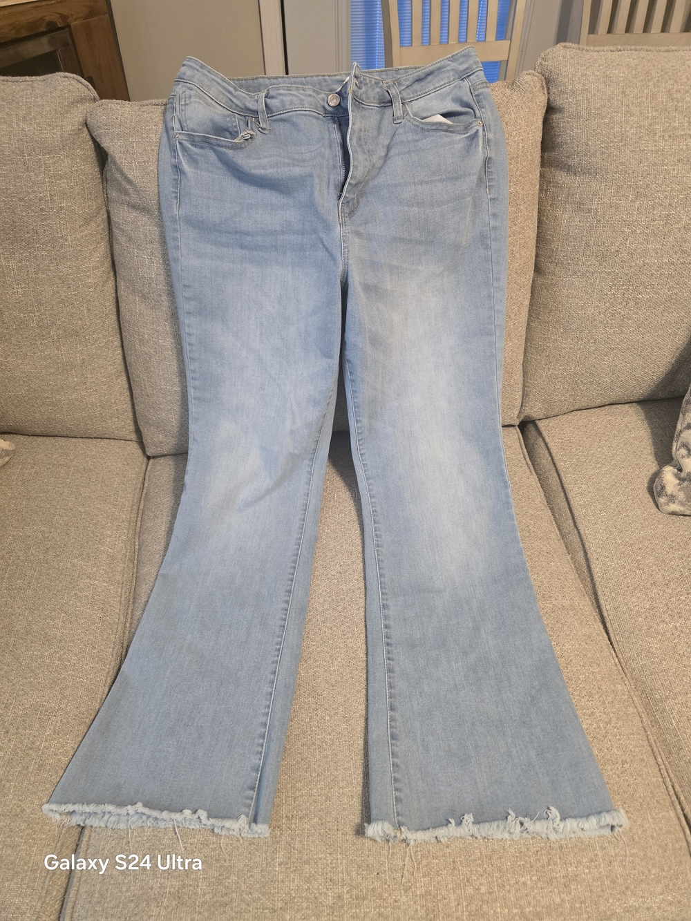 Light Wash Flared Women's Jeans - Brand Unspecified